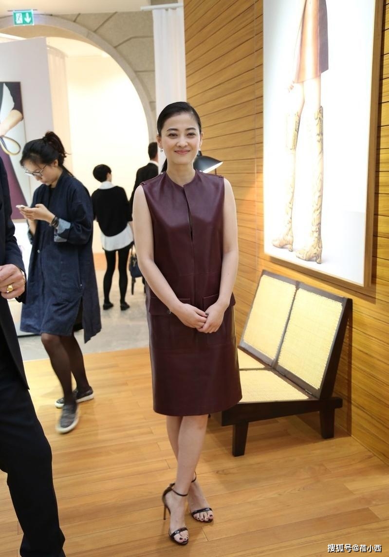 设计|梅婷脱离微胖圈后真会穿，无袖皮裙领口“开条缝”，高级感无敌了