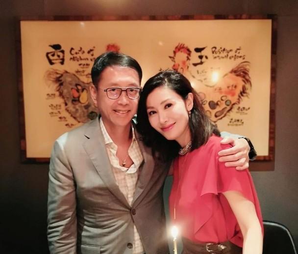 元素|李嘉欣为百亿老公庆生，两人穿搭低调甜蜜对视，结婚13年还秀恩爱