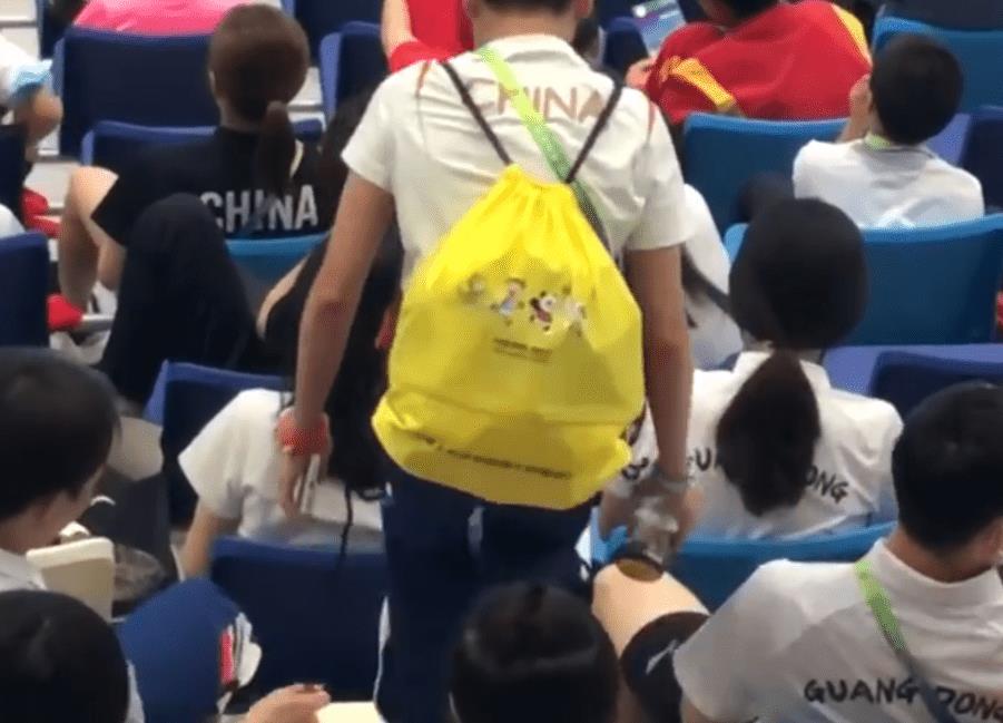 签名|场下也抢镜！全红婵为师姐加油，忙着签名+分享零食，谁注意张家齐