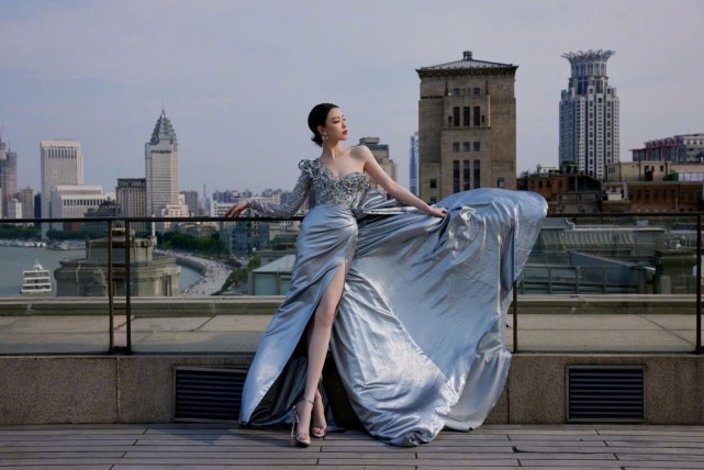 周冬雨|章子怡带谋女郎们集体亮相!周冬雨又穿错衣大翻车,刘浩存最惊艳