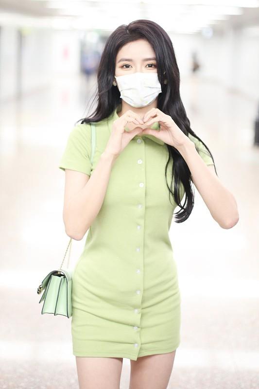 蔡卓希|蔡卓希看不出离过婚，穿黑裙好妩媚，但“苍蝇腿睫毛”好减分