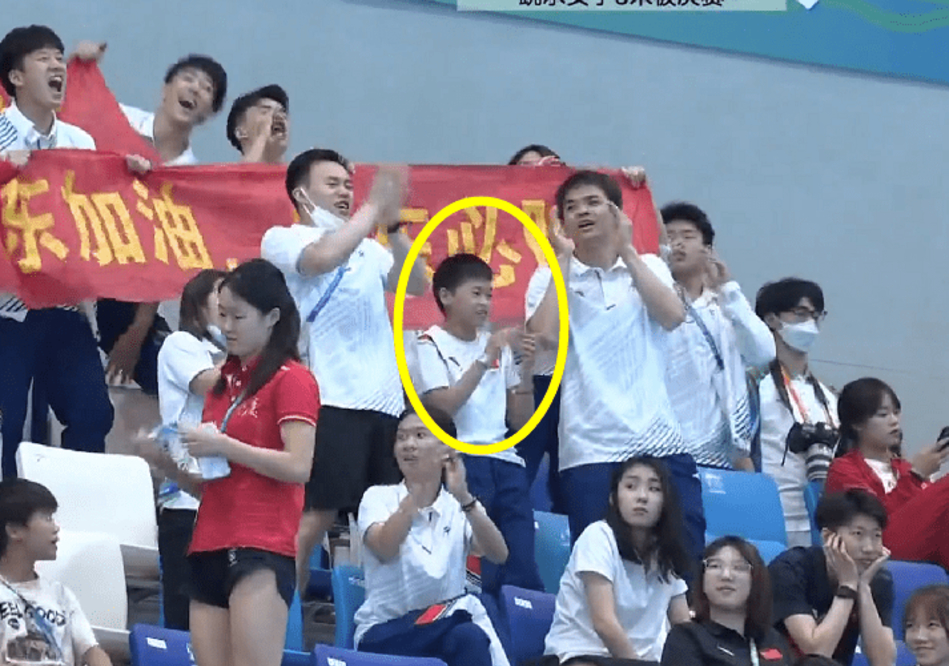 签名|场下也抢镜!全红婵为师姐加油,忙签名+分享零食,谁注意张家齐