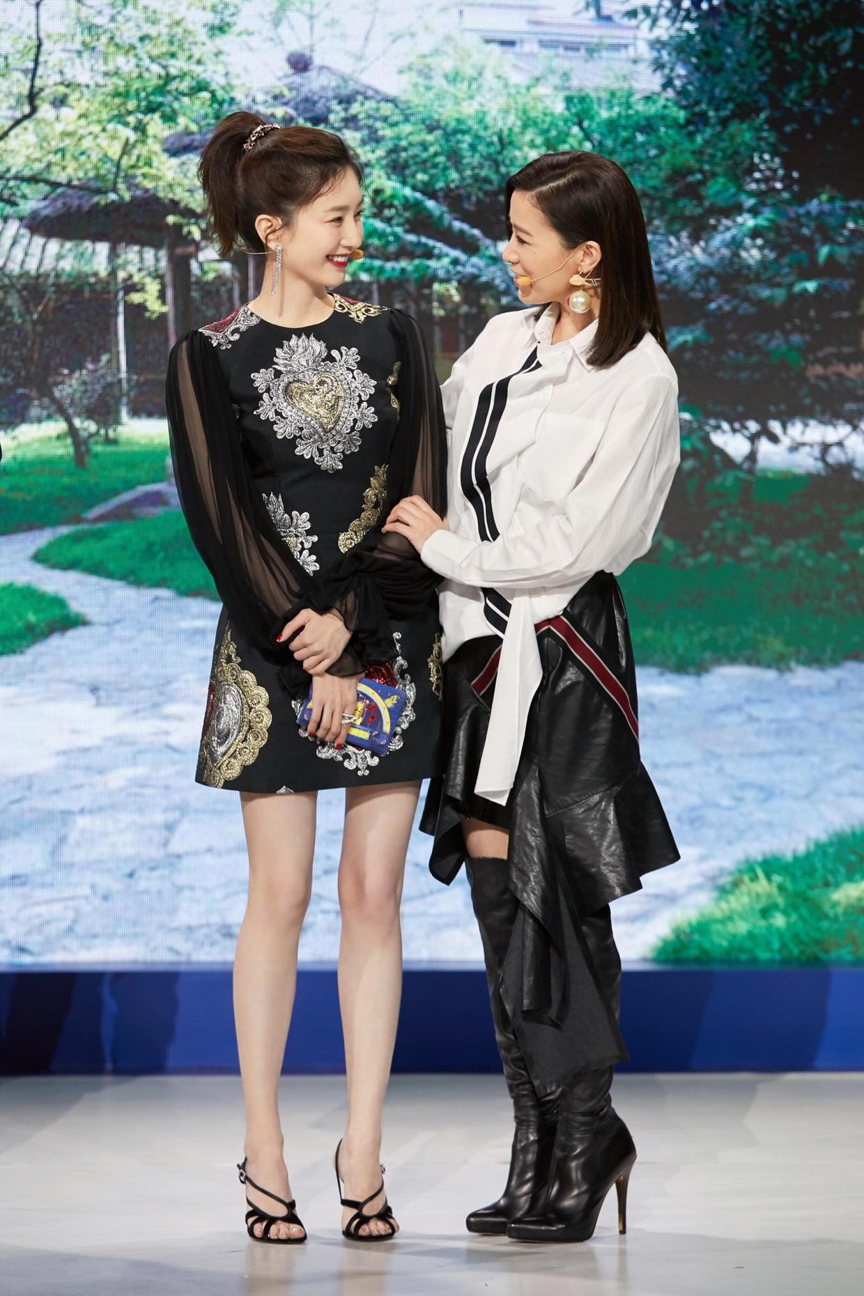 真会|佘诗曼真会“扮嫩”，灰色连体裤配牛仔外套减龄俏皮，洋气又精致