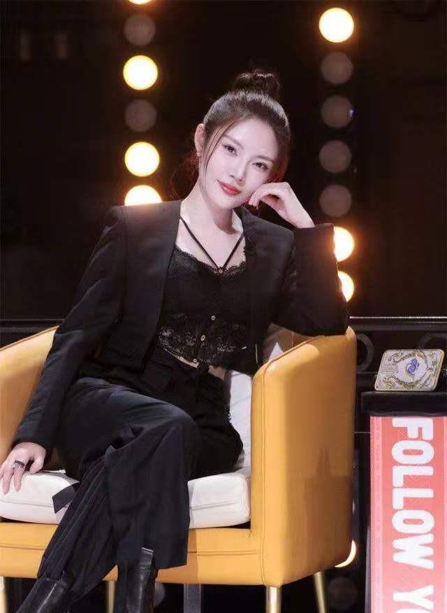 设计|徐冬冬穿衣挺“放得开”，穿西装露出蕾丝内搭，身材好就是占便宜