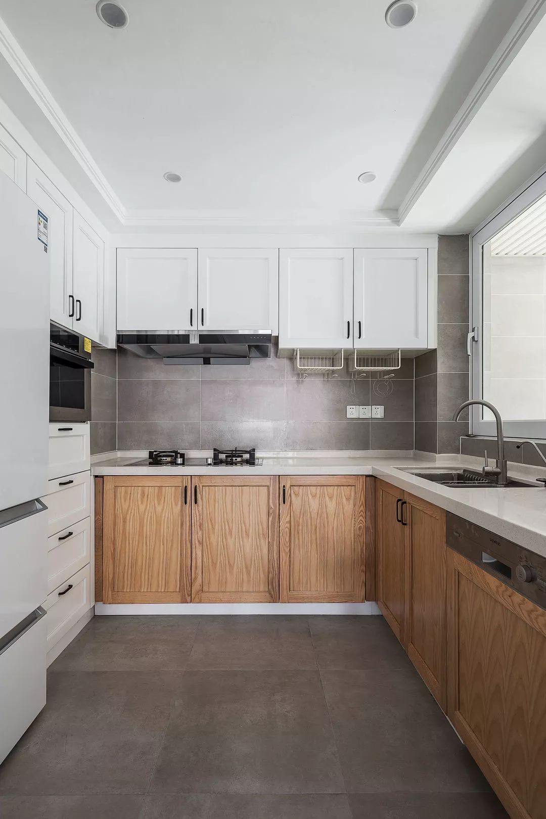 网红设计图上非常流行的一个细节,就是在厨房里使用石膏板吊顶.