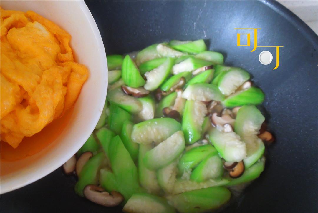 长豆角怎么炒好吃颜色又好看 4e04055f099b4299983712bff8223a7f.jpeg