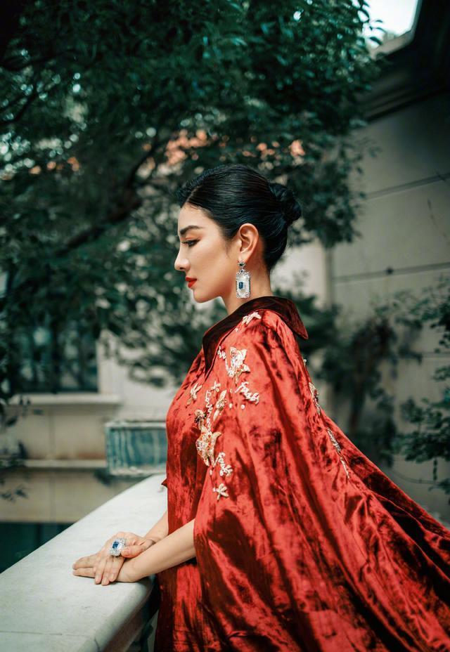 黄奕|黄奕晒女王写真气场强，感慨自己是“幸存者”，疑回应黄毅清被抓