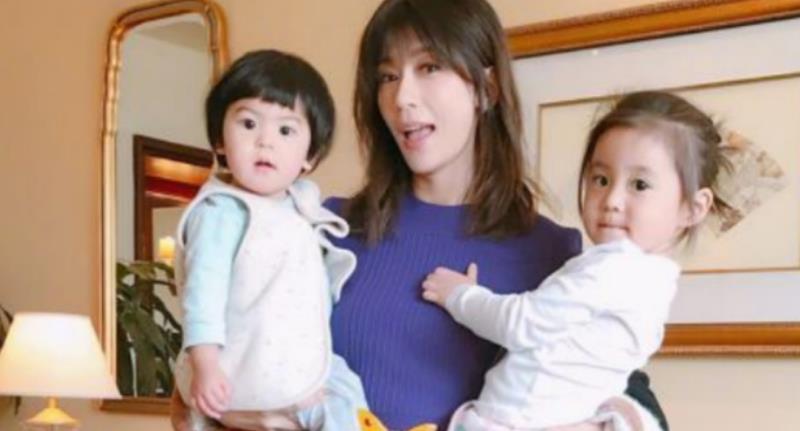 贾静雯|波妞“后来居上”，颜值超过姐姐咘咘，如今越长越像妈妈贾静雯