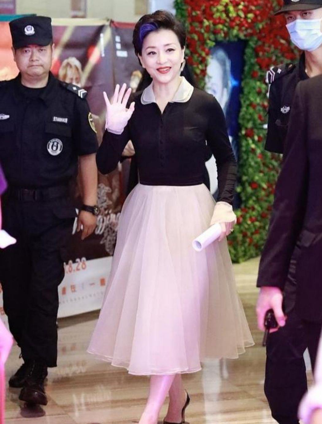 面料|杨澜越老越有气质，穿粉色蓬蓬裙亮相，仍有少女的时尚魅力