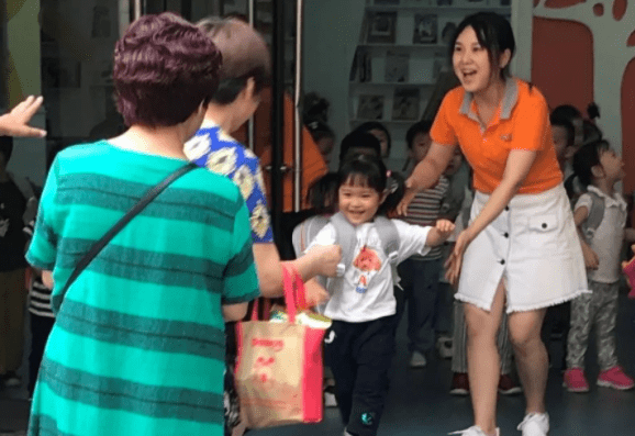 家长|教育局发通知，幼儿园离园时间将不早于17:30，解决家长接娃难题