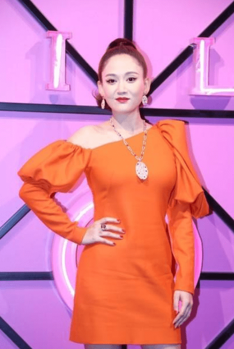 因为|陈乔恩不走“甜美风”也超赞,穿修身裙气场太强,又帅又飒