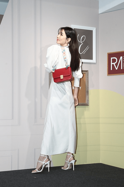 服装|中年的陈嘉桦真不那么“假小子”了，穿白裙配锁骨发，美得不像话