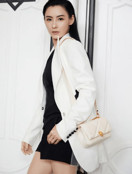 西装|美腿不输年轻人，有三娃的张柏芝也不消停，穿塑腰西装还要配短裤