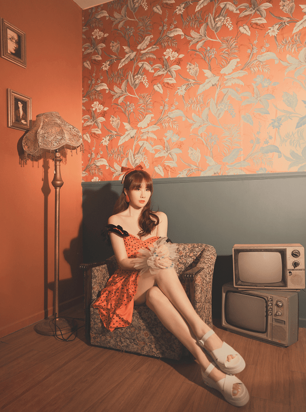 邱淑贞|“邱淑贞接班人”挺娇嫩，穿橘色波点裙配蝴蝶结，瞧瞧别人的38岁