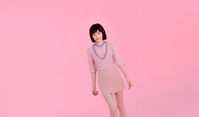 高个子|37岁唐嫣真是装嫩高手！牛仔配抹胸裙少女感爆棚，齐肩短发显脸长