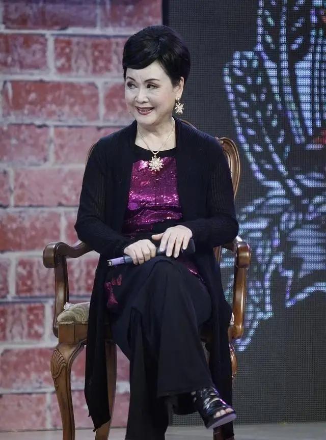 因为|76岁李谷一罕见露面!穿豹纹修身裤“叠腿坐”,戴金耳环太富态