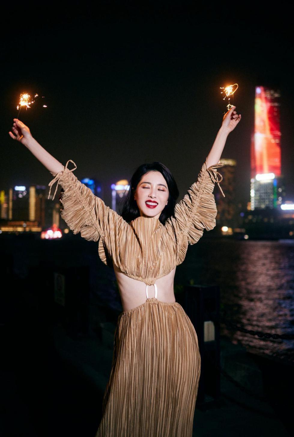 魅力|曾黎穿“酷飒装”气质满满，黑白配复古有韵味，高级感爆棚