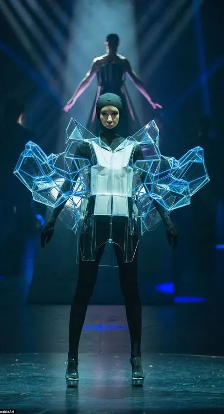 "未来感"时尚搭配?永远不会过时的穿法_服装