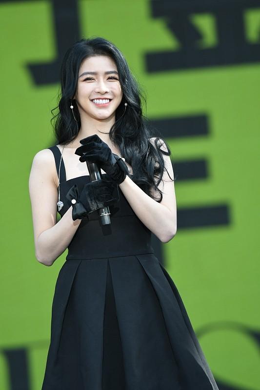 蔡卓希|蔡卓希看不出离过婚，穿黑裙好妩媚，但“苍蝇腿睫毛”好减分