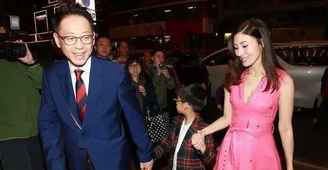 面料|硬核穿搭就服李嘉欣，玫粉小皮裙搭短靴，尽显“阔太”气场范