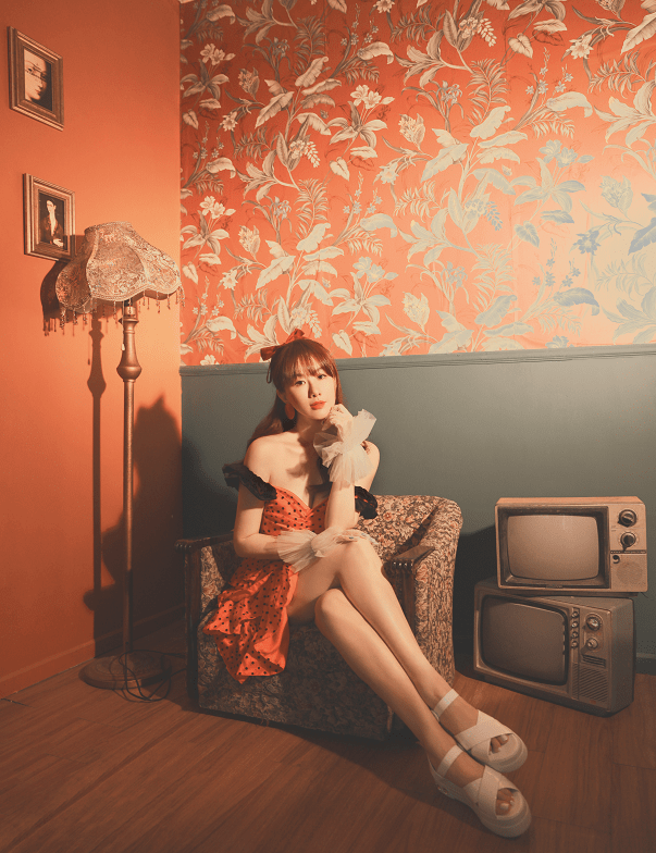 邱淑贞|“邱淑贞接班人”挺娇嫩，穿橘色波点裙配蝴蝶结，瞧瞧别人的38岁