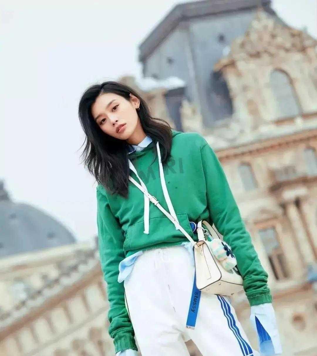 效果|陈红陈凯歌甜蜜走机场，穿卫衣配小香风外套，混搭洋气又减龄