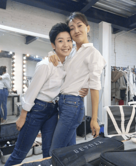 设计|48岁牛莉状态佳，生图也很抗打，西装配透视蕾丝穿出成熟妩媚感