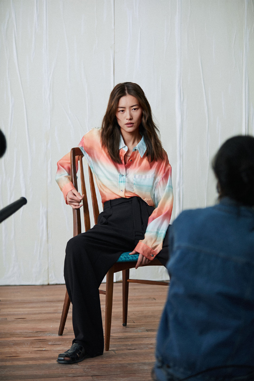 条纹|秋季衬衫如何挑选+穿搭？刘雯8套衬衫私服，教你走路带风、潇洒优雅