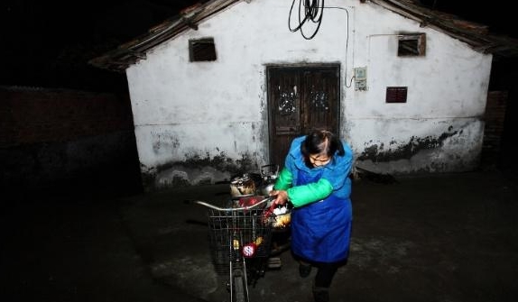 因为|老奶奶校门口卖“最便宜”早餐,5毛一份,路人:有钱也不会买!