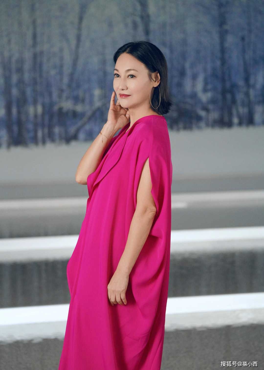 真空|惠英红打破常规，“真空”穿红色皮衣配阔腿裤，原装身材真抗老