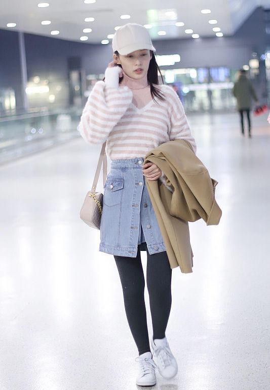 李沁牛奶肌太娇嫩了,穿拼色牛仔裙显出长腿,看状态不像30岁的人