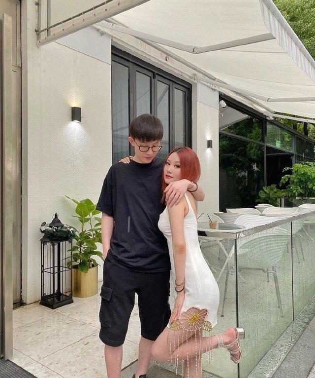 好身材|范志毅的女儿美得高调，吊带裙拼接珍珠流苏，好身材展露无遗