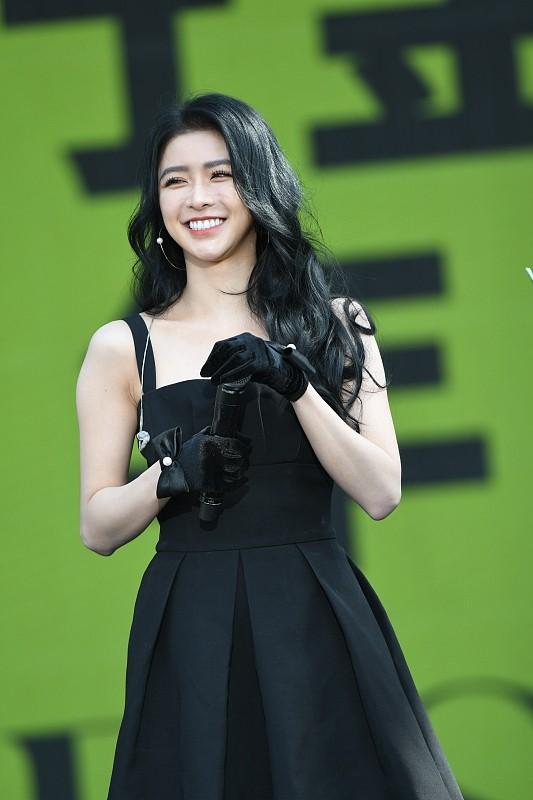 蔡卓希|蔡卓希看不出离过婚，穿黑裙好妩媚，但“苍蝇腿睫毛”好减分