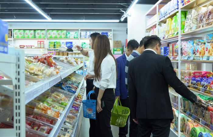 人们|打破了传统开店模式，零食店提供缤纷多彩的美食体验