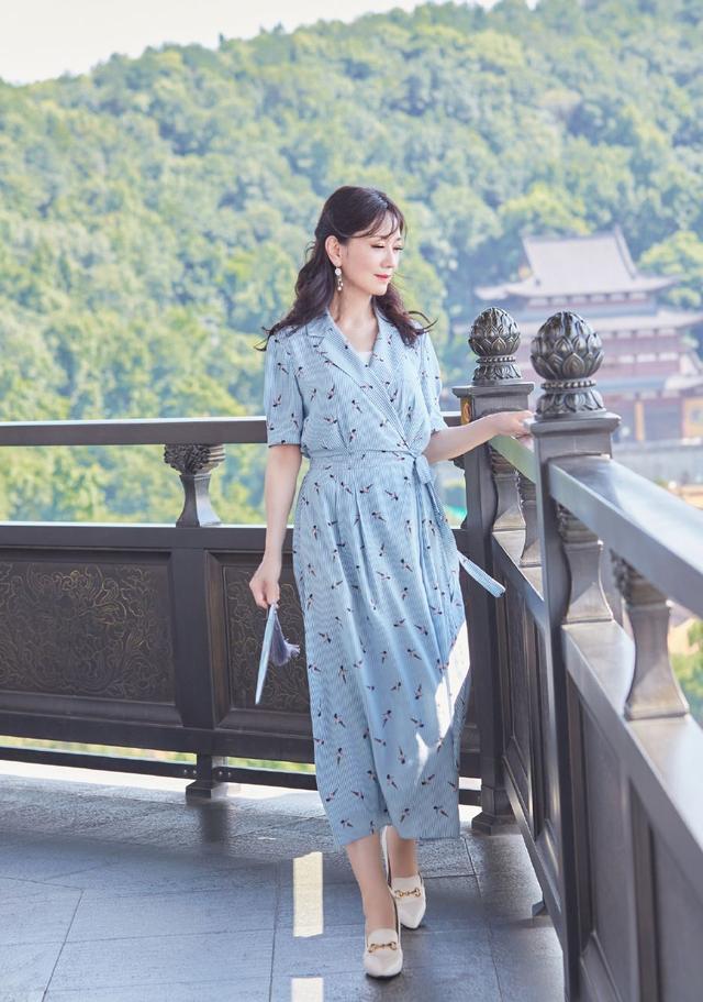 显得|赵雅芝比年轻人还敢穿，66岁还能驾驭皮裤，看来真“不服老”