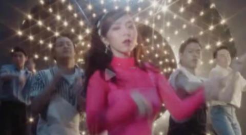 快男|邓紫棋：先结婚再生小孩，疑内涵华晨宇，头套颜色暗示被绿了？