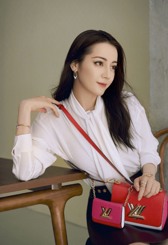 卫衣|迪丽热巴造型太出众，红色卫衣配黑色皮裙洋气精致，美得耀眼