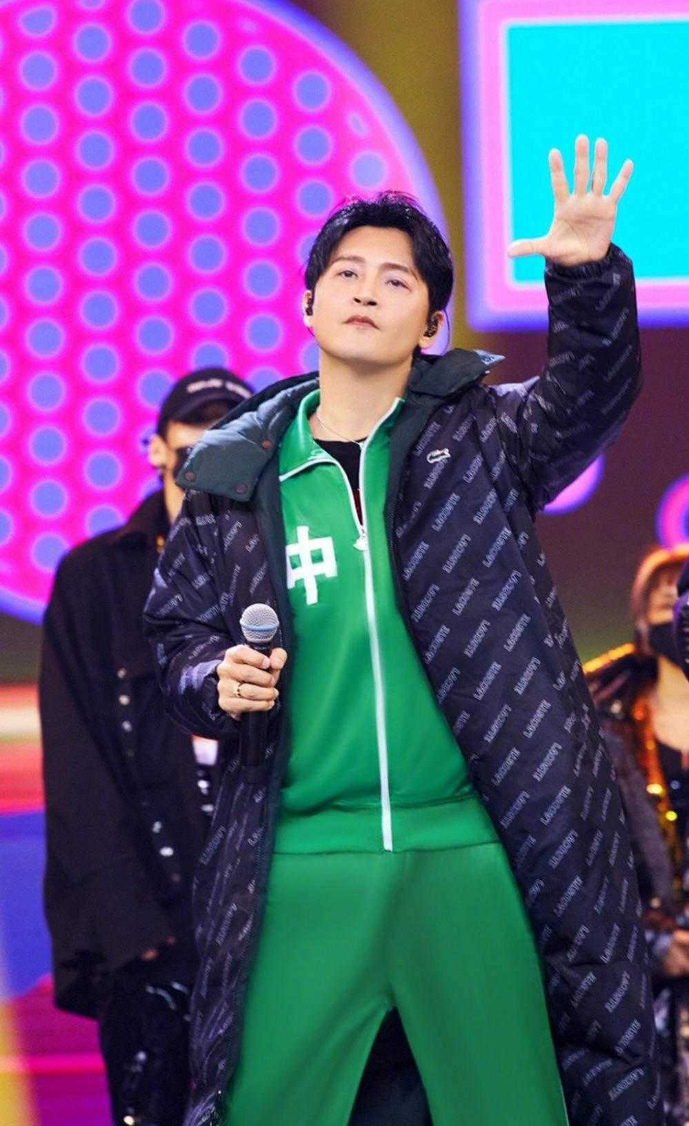 通身|陈志朋暴瘦20斤帅爆了，穿粉色西装像90后，油腻大叔变小鲜肉