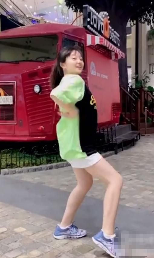 感觉|林妙可在豪车里化妆，涂红唇刻意打扮成熟，才21就一副大妈身材！