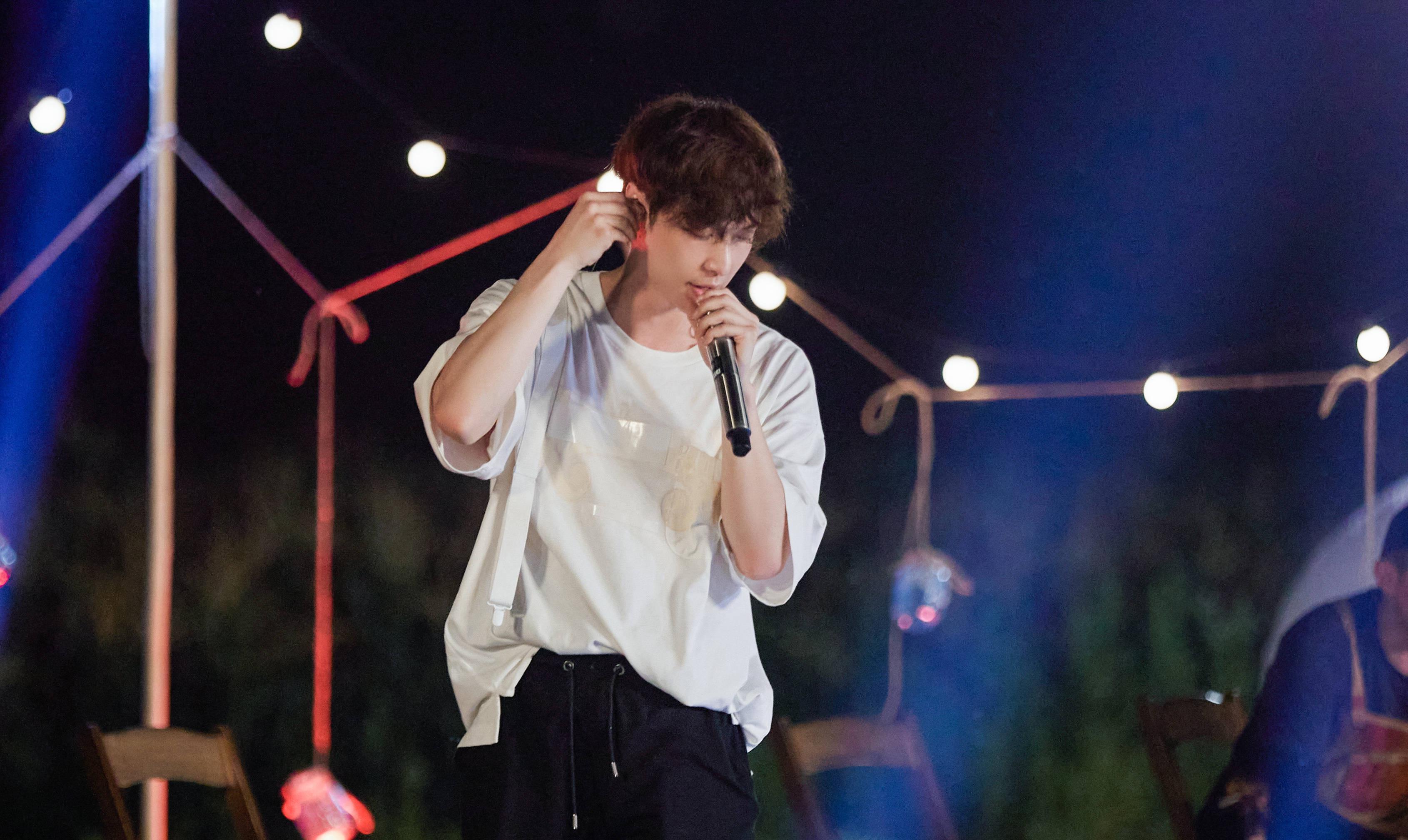 大气|张艺兴罕见秀古装造型,着红装束马尾,气质这块拿捏的恰到好处