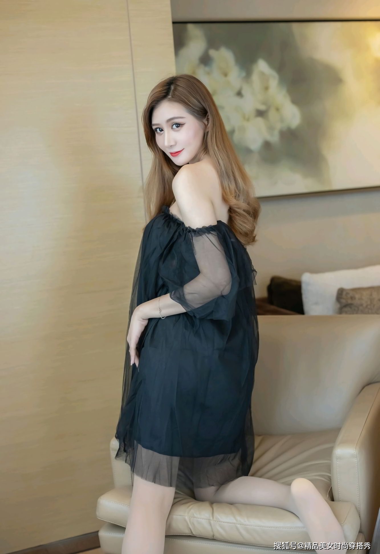 黑色|黑色网纱连衣裙搭配尖头高跟鞋，知性的小女人范十足