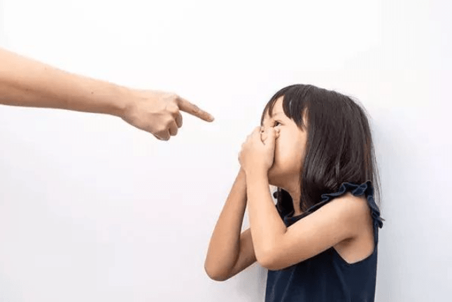 智商|吼孩子既影响娃的智商又对家长不利，换种方式解决，或许更有效果