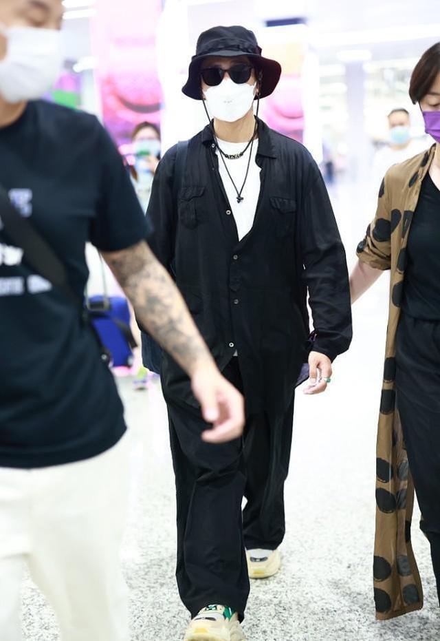 感觉|陈坤的搭配挺简单的,可是一般人穿不出这气质,松垮却不邋遢