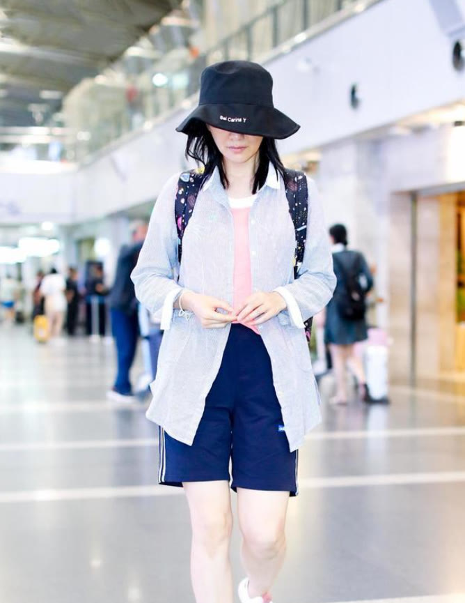 整体|胡可一家四口走机场,穿小黑裤暴露“阿姨肚”,两儿子穿得还挺潮