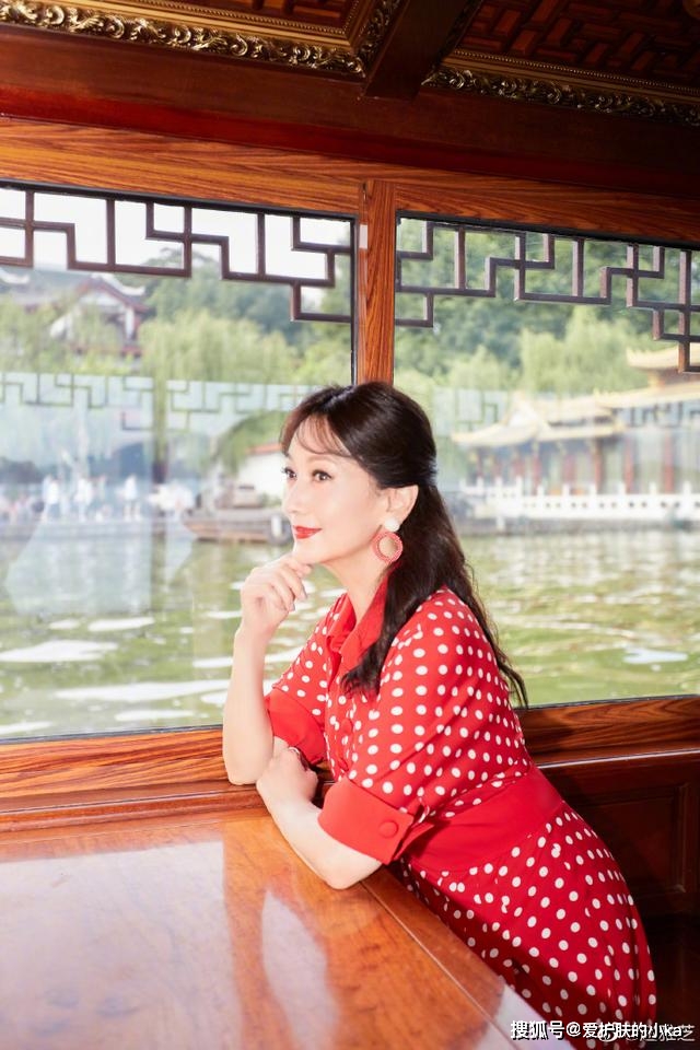 黑色|66岁赵雅芝穿得跟个小姑娘似的,红色毛衣配皮裤,就是鞋子也很潮