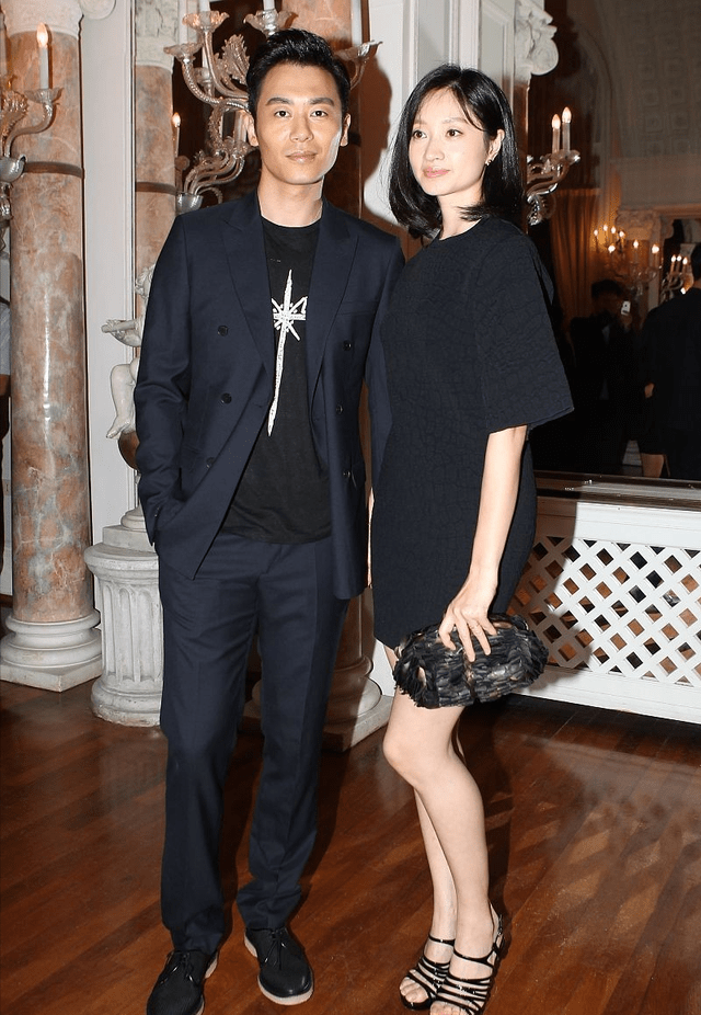 黑色|朱亚文夫妇越看越登对，俩人黑色装扮默契十足，沈佳妮淡妆仍惊艳