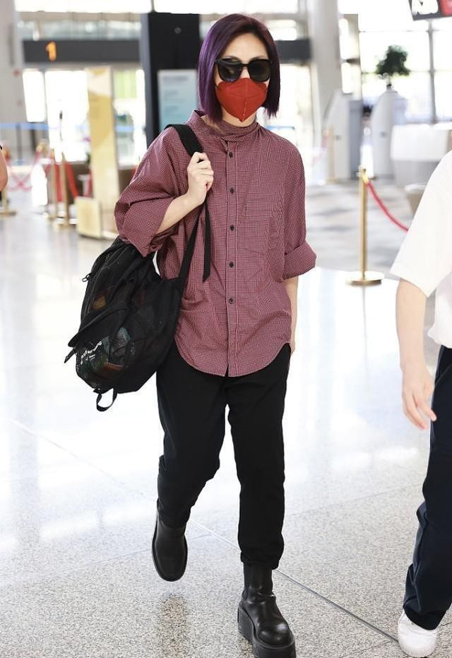 身材|杨千嬅把衬衫穿出别样风情，领口缠一圈布带，脖子看着有点勒