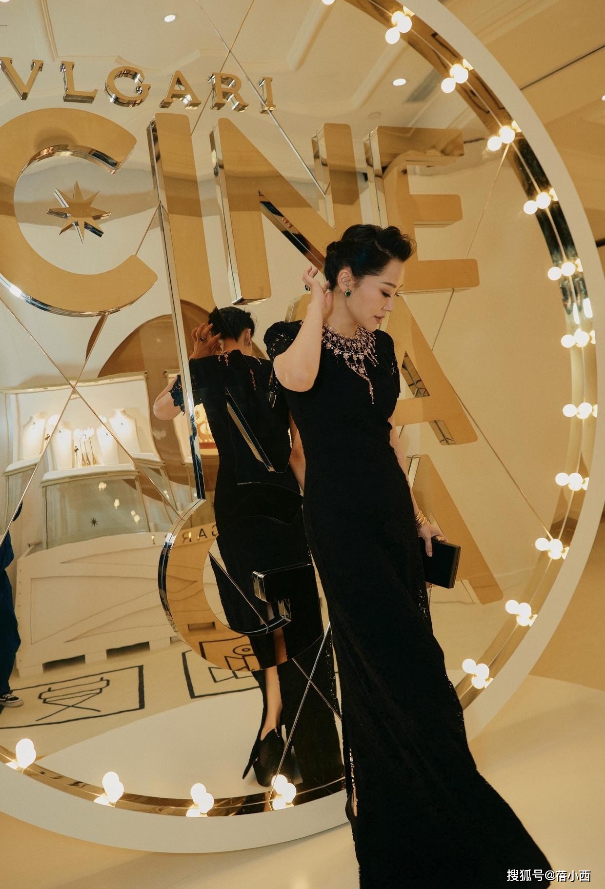 亮点|许晴完全没有中年人的影子，年过半百穿白T恤配背带裤，像个少女