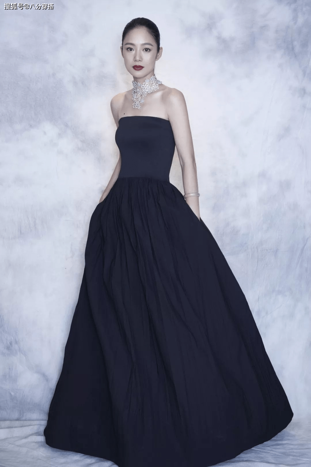 周韵太|周韵太给姜文长脸，一袭黑色流苏连衣裙端庄优雅，高贵精致