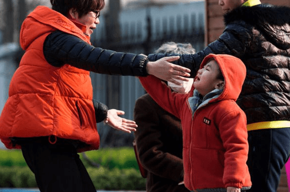 办学|幼儿园“一孩难求”，多地幼儿园招生“遇冷”，民办也不香了